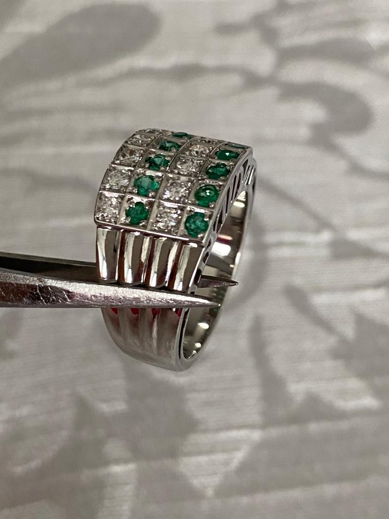 Anillo de Esmeraldas y Diamantes de 1.50 Ct, en Oro Blanco de 18 Kilates, Esmeraldas Colombianas de 0.75 Ct y Diamantes de 0.75 Ct
