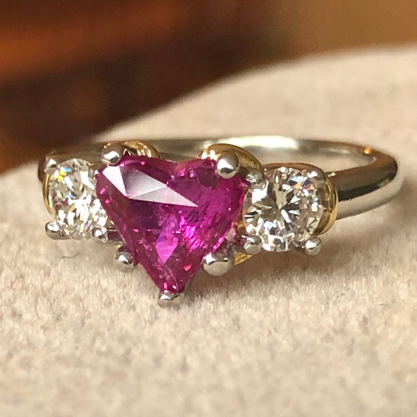 Anillo de Compromiso de 1.50 Ct, en Oro Amarillo y Platino de 18 Kilates con Rubí Central en forma de corazón de 1.02 Ct y Diamantes de 0.48 Ct