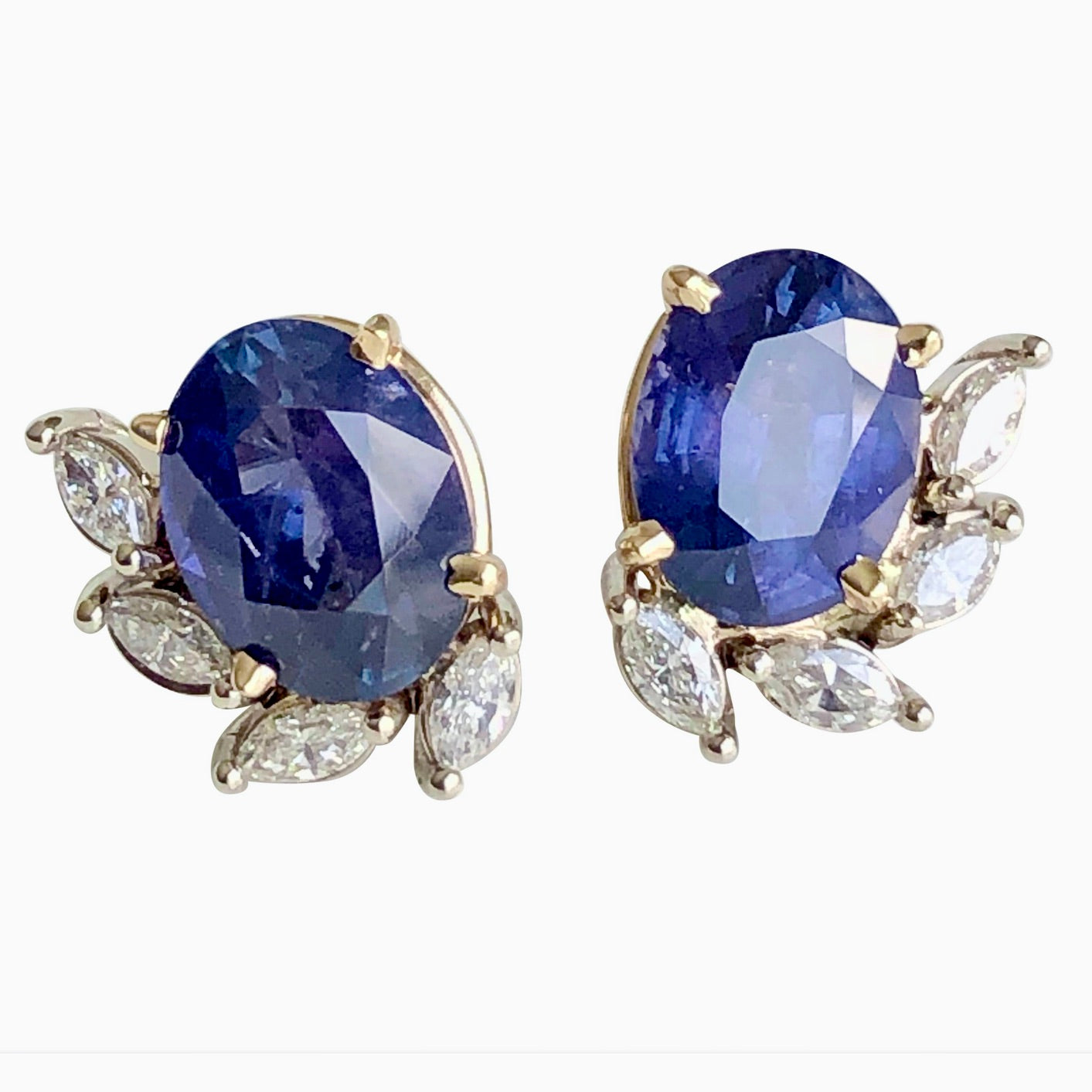 Aretes de 11.69 Ct, en Oro Blanco y Amarillo de 14 Kilates con Zafiros de 10.76 Ct y Diamantes de 0.93 Ct