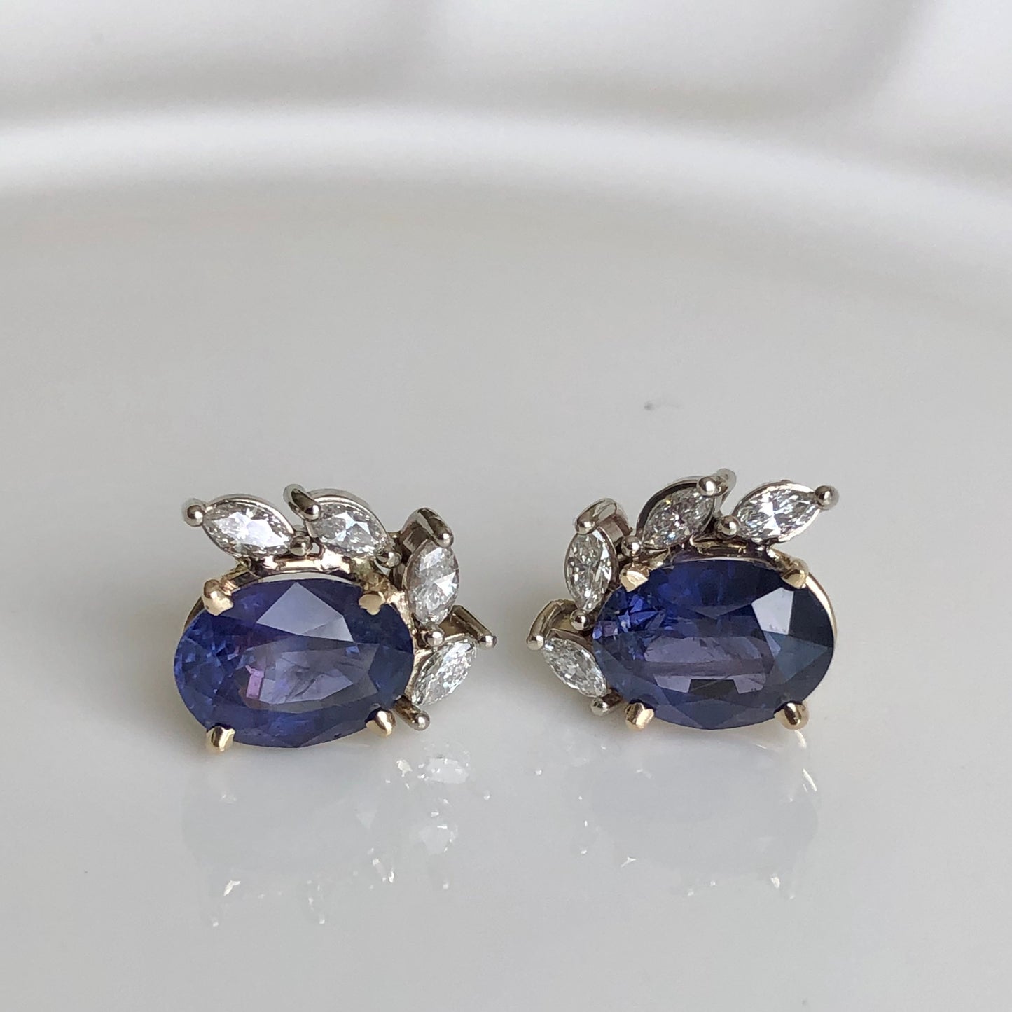 Aretes de 11.69 Ct, en Oro Blanco y Amarillo de 14 Kilates con Zafiros de 10.76 Ct y Diamantes de 0.93 Ct
