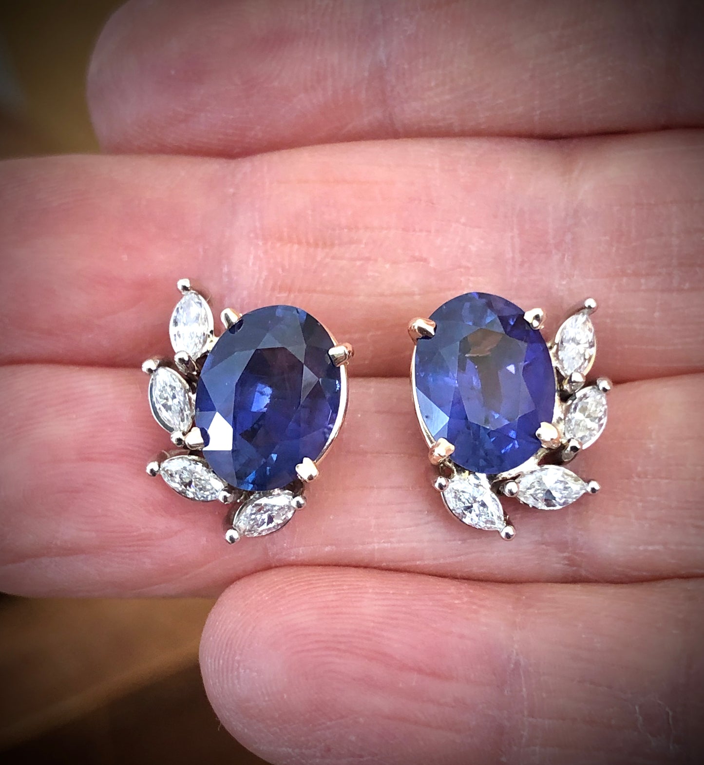 Aretes de 11.69 Ct, en Oro Blanco y Amarillo de 14 Kilates con Zafiros de 10.76 Ct y Diamantes de 0.93 Ct