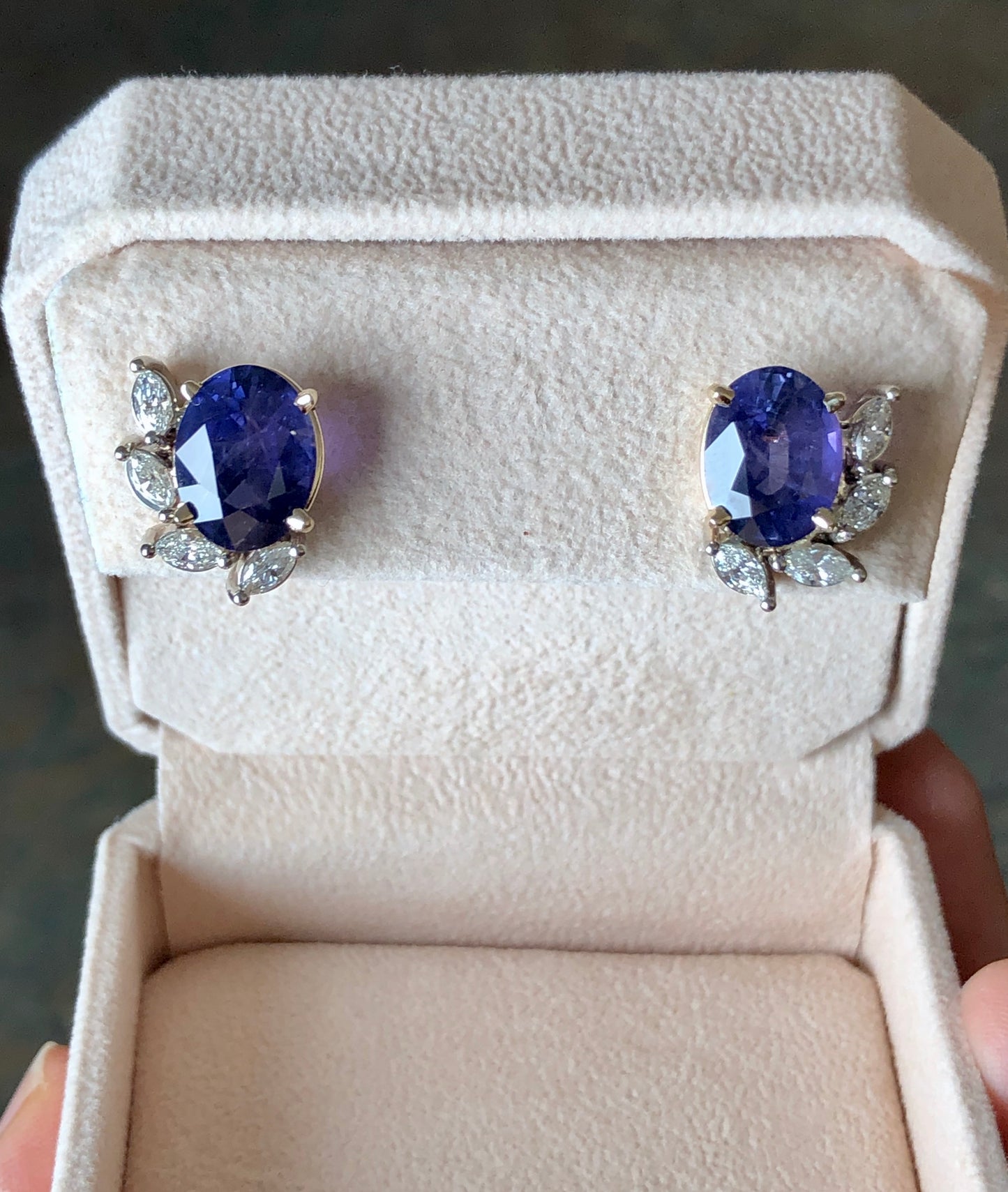 Aretes de 11.69 Ct, en Oro Blanco y Amarillo de 14 Kilates con Zafiros de 10.76 Ct y Diamantes de 0.93 Ct