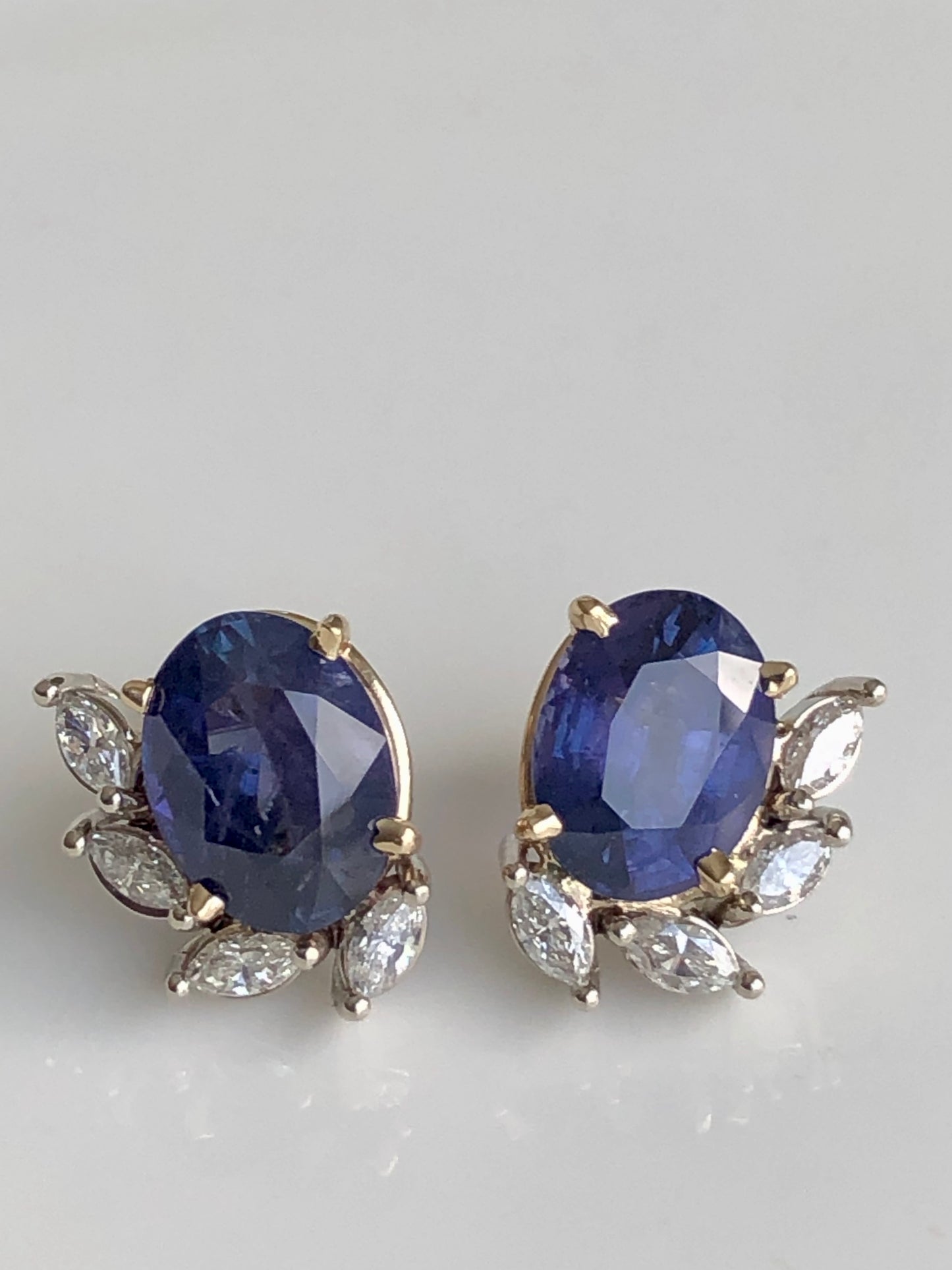 Aretes de 11.69 Ct, en Oro Blanco y Amarillo de 14 Kilates con Zafiros de 10.76 Ct y Diamantes de 0.93 Ct