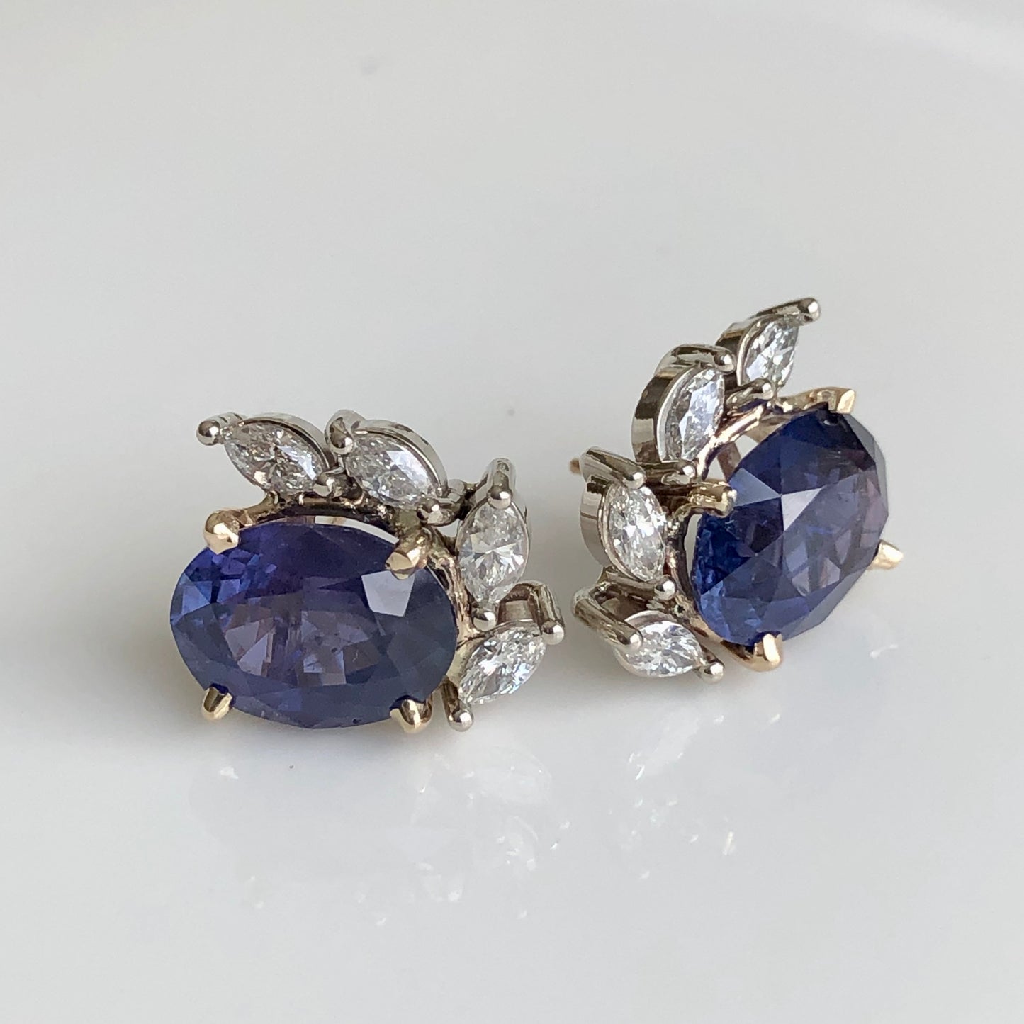 Aretes de 11.69 Ct, en Oro Blanco y Amarillo de 14 Kilates con Zafiros de 10.76 Ct y Diamantes de 0.93 Ct