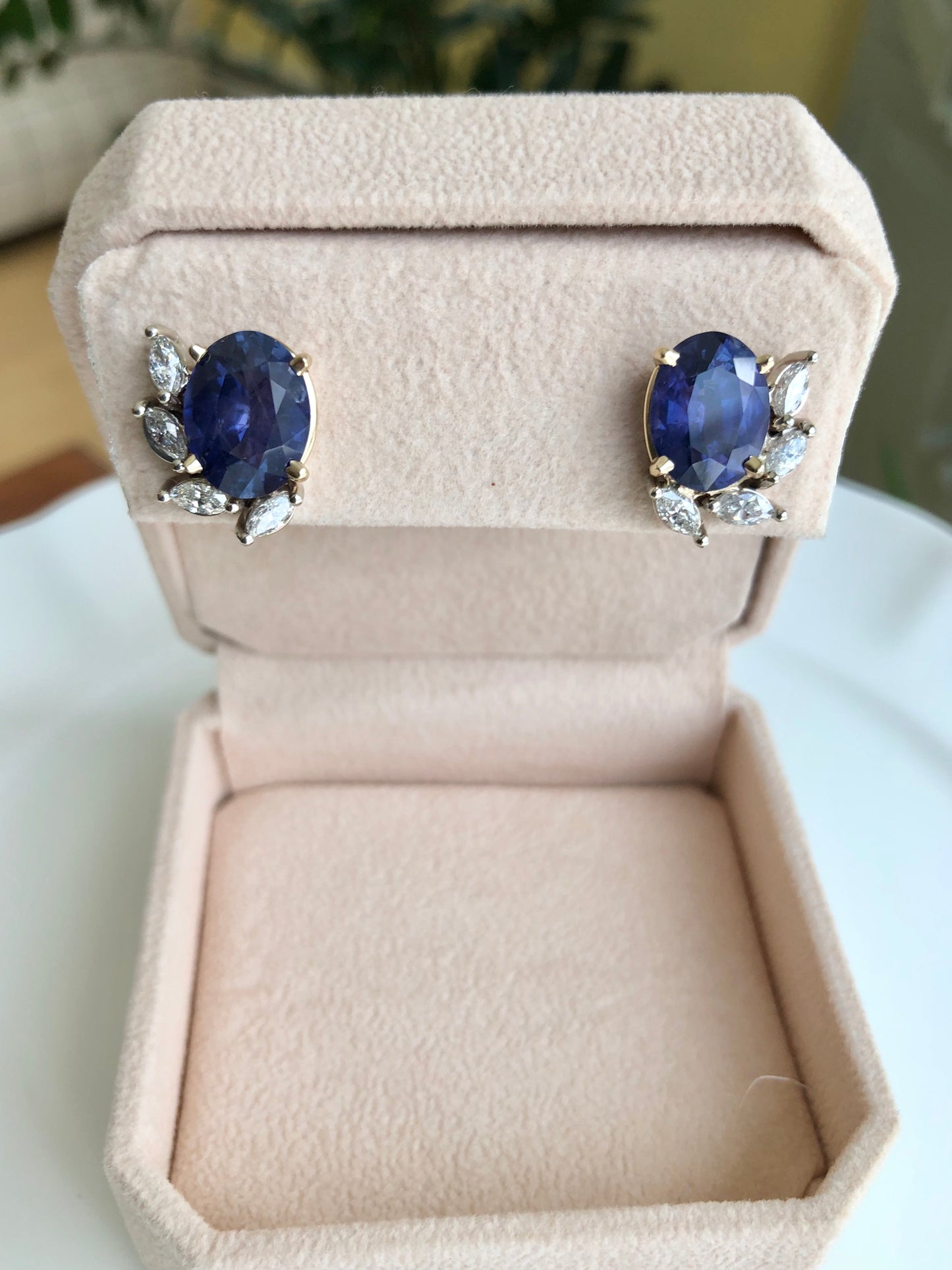Aretes de 11.69 Ct, en Oro Blanco y Amarillo de 14 Kilates con Zafiros de 10.76 Ct y Diamantes de 0.93 Ct