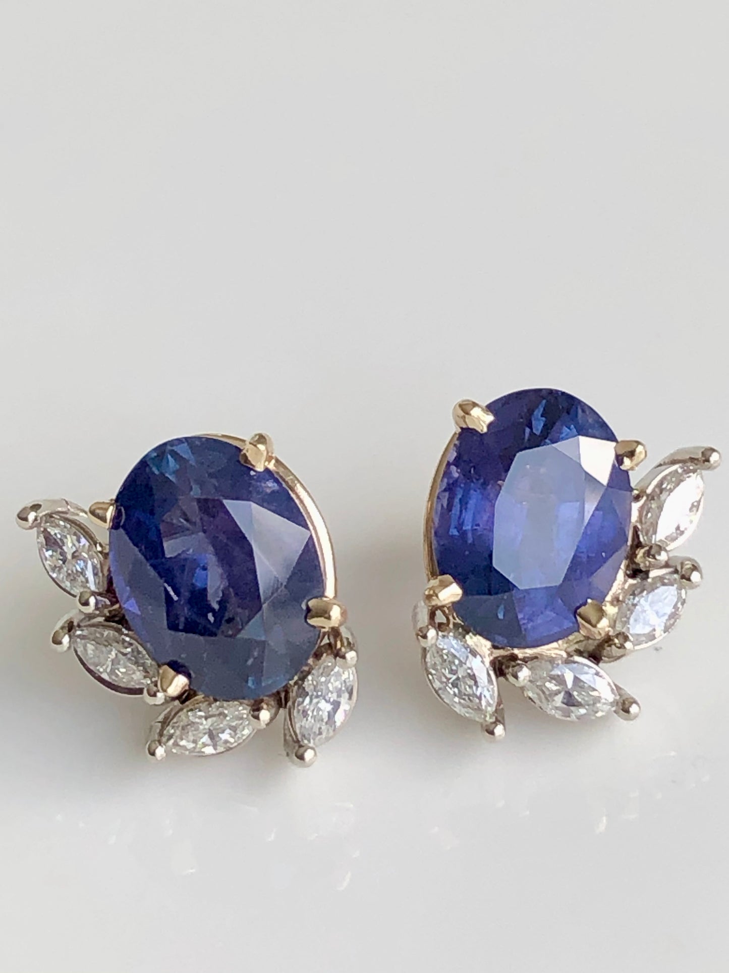 Aretes de 11.69 Ct, en Oro Blanco y Amarillo de 14 Kilates con Zafiros de 10.76 Ct y Diamantes de 0.93 Ct