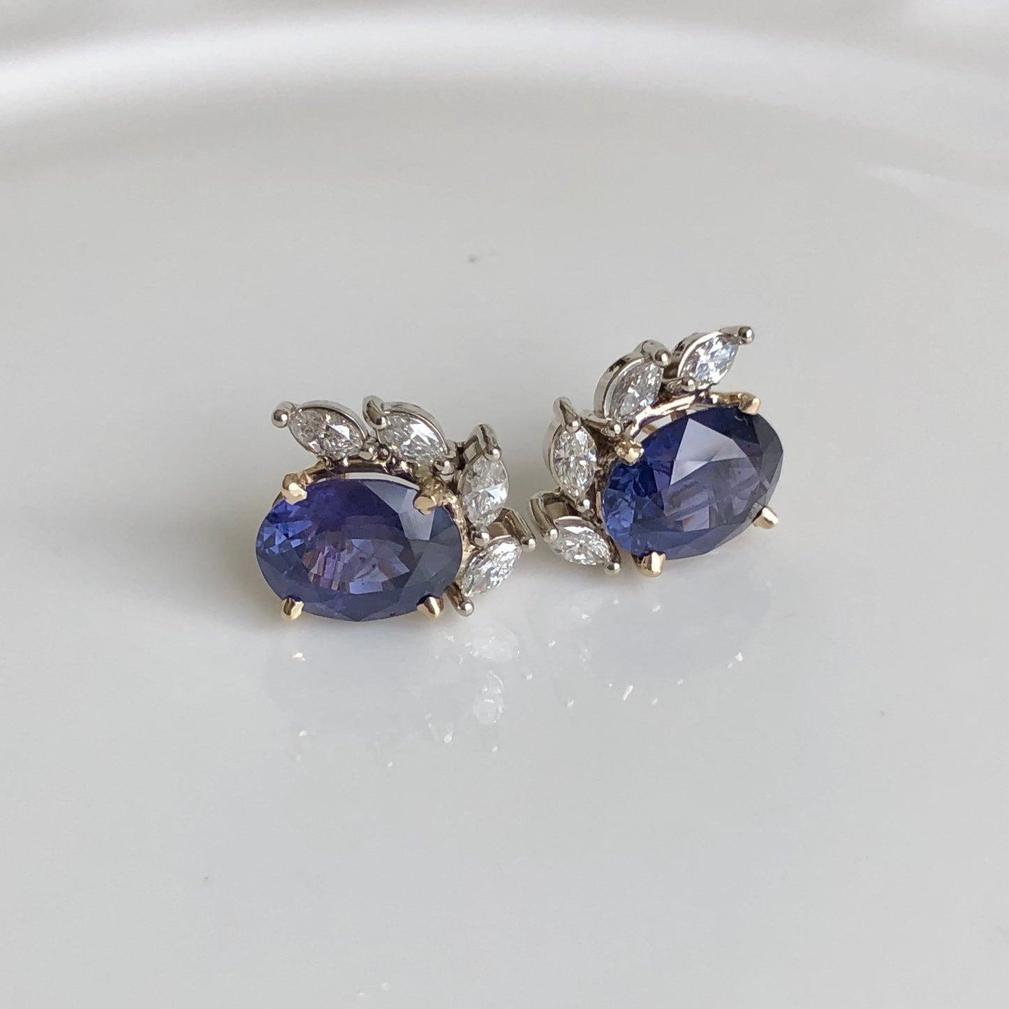 Aretes de 11.69 Ct, en Oro Blanco y Amarillo de 14 Kilates con Zafiros de 10.76 Ct y Diamantes de 0.93 Ct