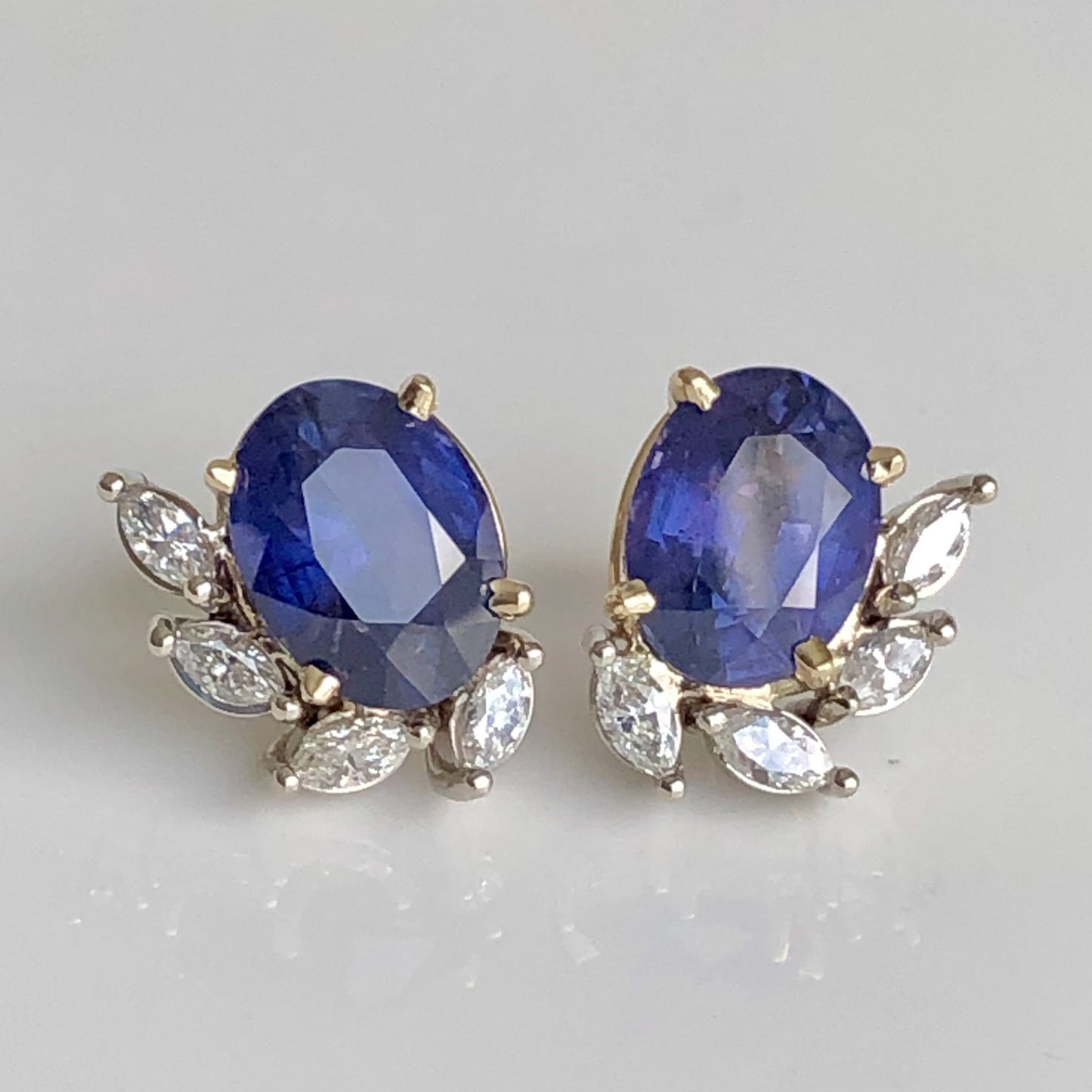 Aretes de 11.69 Ct, en Oro Blanco y Amarillo de 14 Kilates con Zafiros de 10.76 Ct y Diamantes de 0.93 Ct