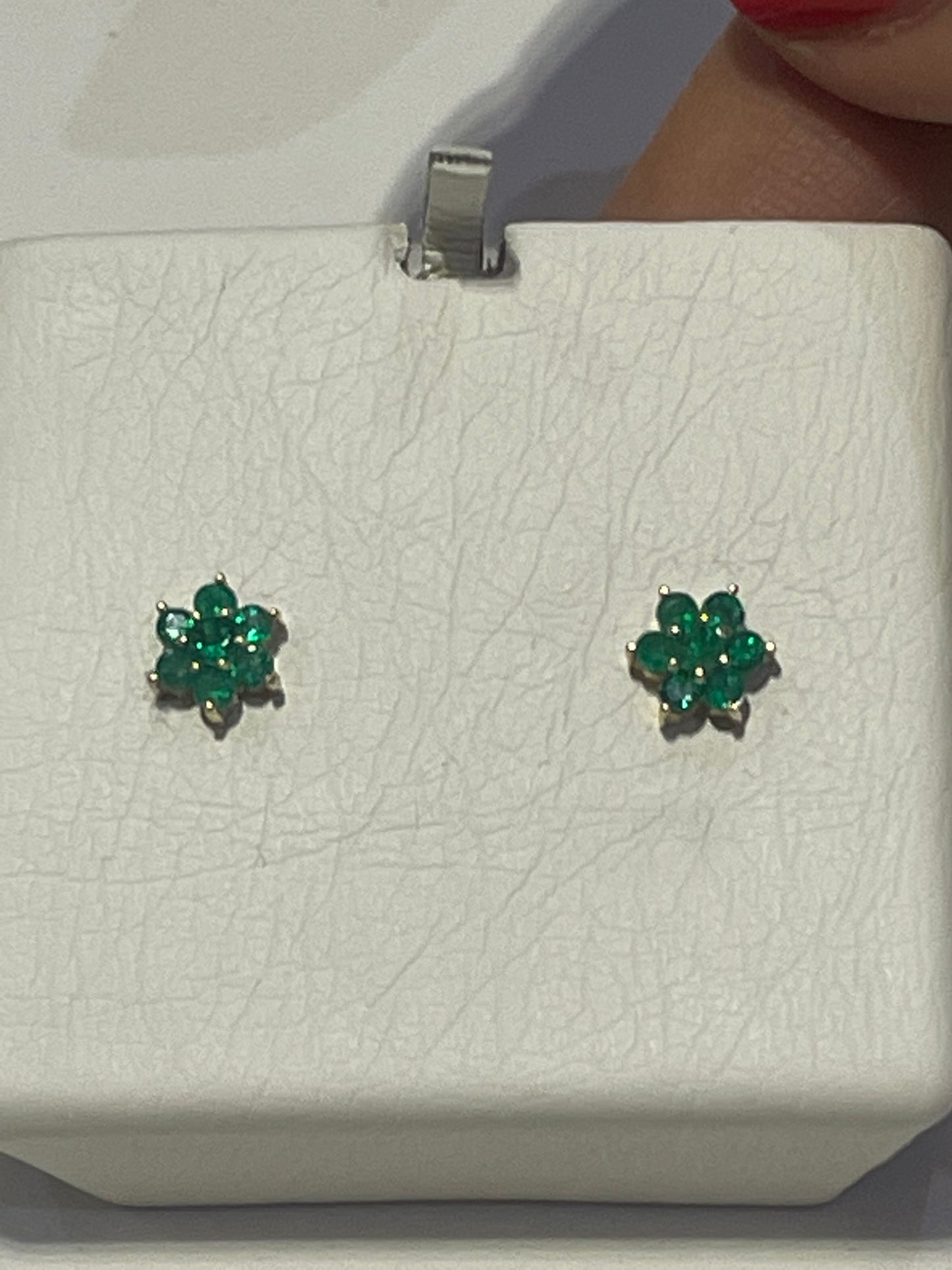 Aretes de 0.25 Ct, en Oro Amarillo de 18 Kilates con Esmeraldas Colombianas de 0.25 Ct