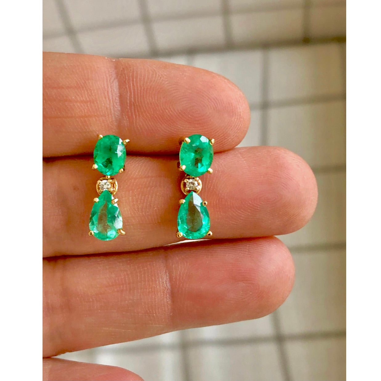Aretes de 3.59 Ct, en Oro Amarillo de 18 Kilates con Esmeraldas Colombianas de 3.50 Ct y Diamantes de 0.06 Ct