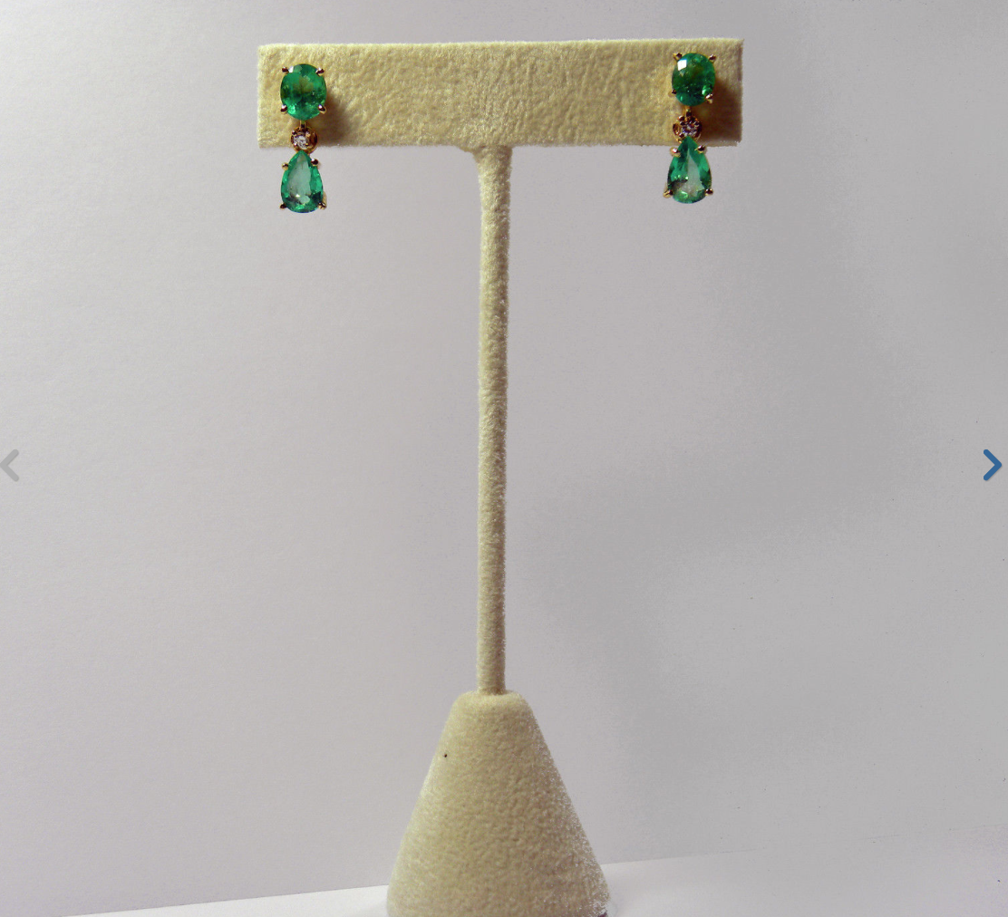 Aretes de 3.59 Ct, en Oro Amarillo de 18 Kilates con Esmeraldas Colombianas de 3.50 Ct y Diamantes de 0.06 Ct