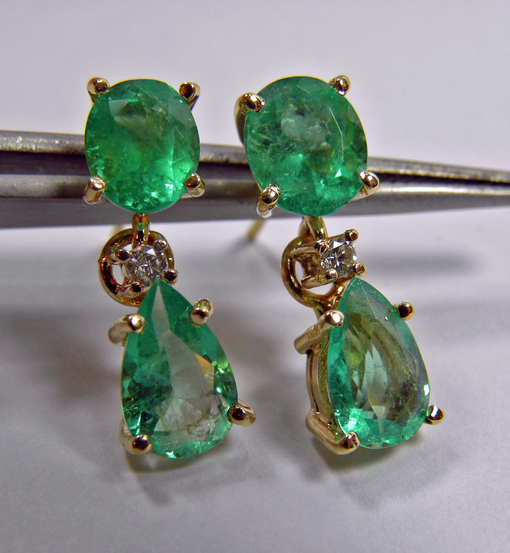 Aretes de 3.59 Ct, en Oro Amarillo de 18 Kilates con Esmeraldas Colombianas de 3.50 Ct y Diamantes de 0.06 Ct