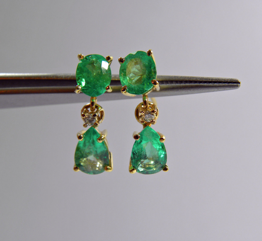 Aretes de 3.59 Ct, en Oro Amarillo de 18 Kilates con Esmeraldas Colombianas de 3.50 Ct y Diamantes de 0.06 Ct