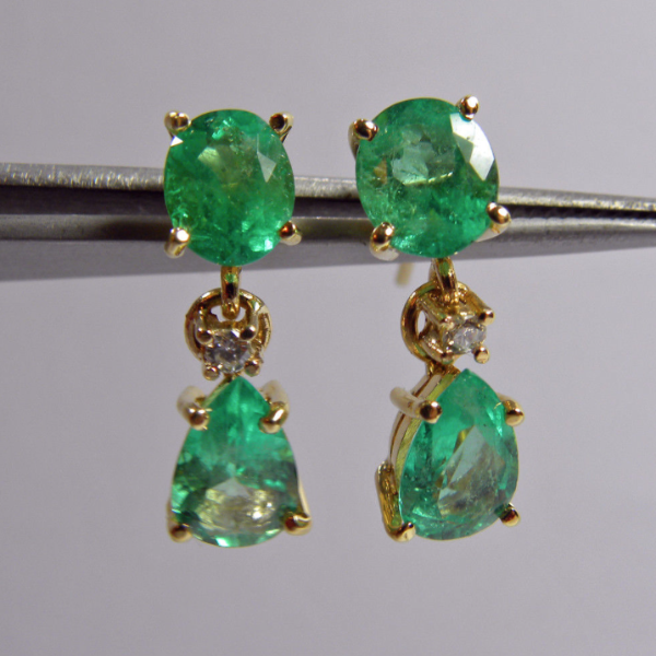 Aretes de 3.59 Ct, en Oro Amarillo de 18 Kilates con Esmeraldas Colombianas de 3.50 Ct y Diamantes de 0.06 Ct