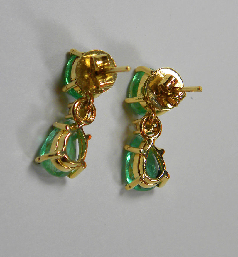 Aretes de 3.59 Ct, en Oro Amarillo de 18 Kilates con Esmeraldas Colombianas de 3.50 Ct y Diamantes de 0.06 Ct