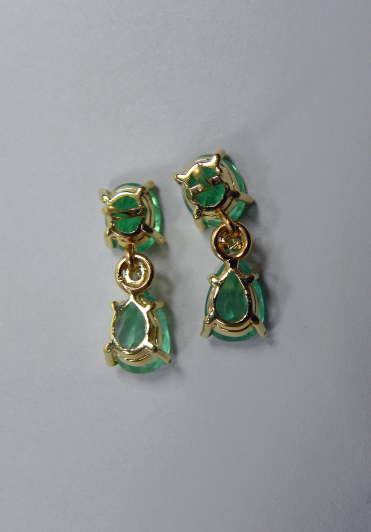 Aretes de 3.59 Ct, en Oro Amarillo de 18 Kilates con Esmeraldas Colombianas de 3.50 Ct y Diamantes de 0.06 Ct