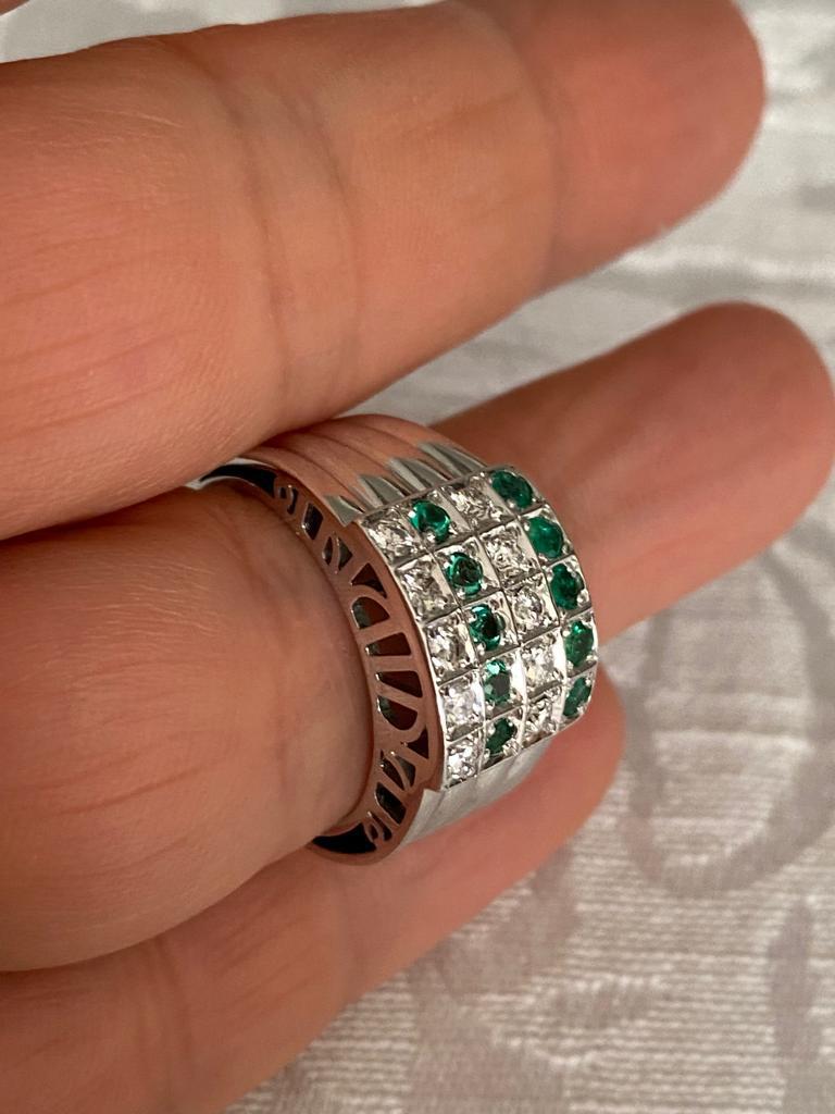 Anillo de Esmeraldas y Diamantes de 1.50 Ct, en Oro Blanco de 18 Kilates, Esmeraldas Colombianas de 0.75 Ct y Diamantes de 0.75 Ct