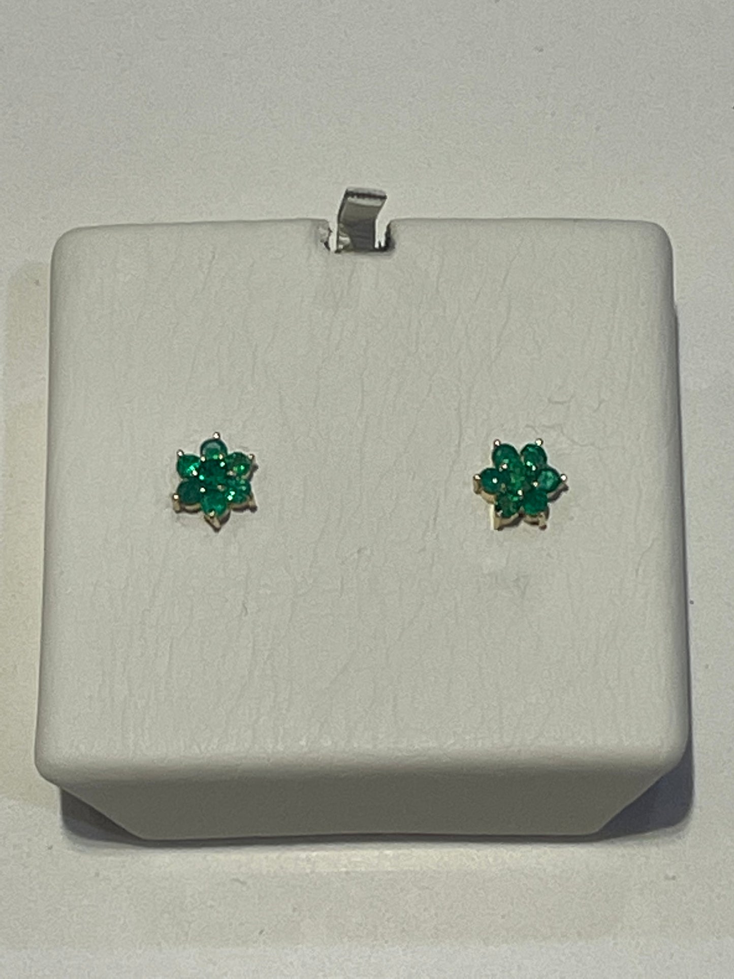 Aretes de 0.25 Ct, en Oro Amarillo de 18 Kilates con Esmeraldas Colombianas de 0.25 Ct