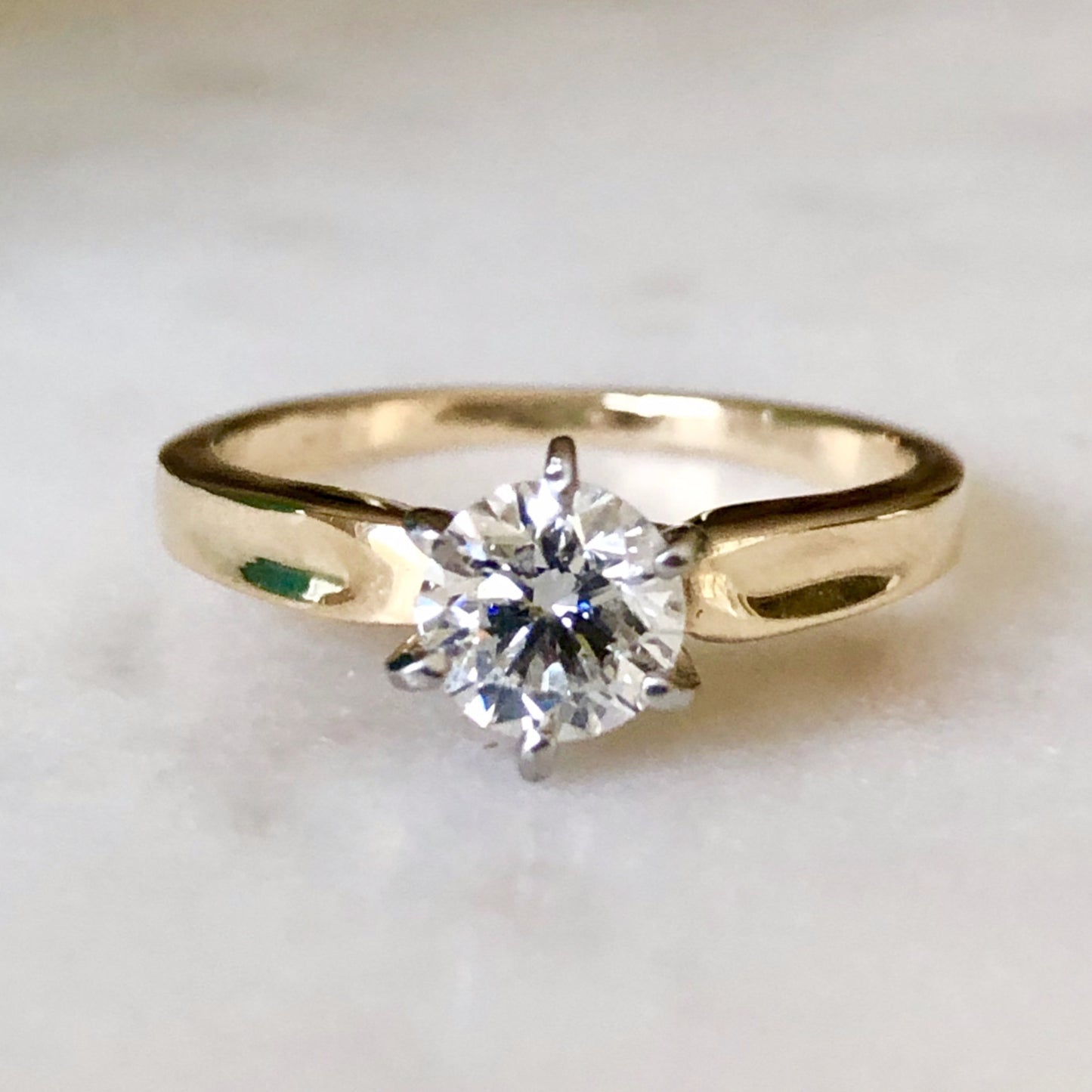 Anillo de Compromiso Vintage de 0.75 Ct, en Oro Amarillo y Platino de 18 Kilates con Diamante Central de 0,75 Ct