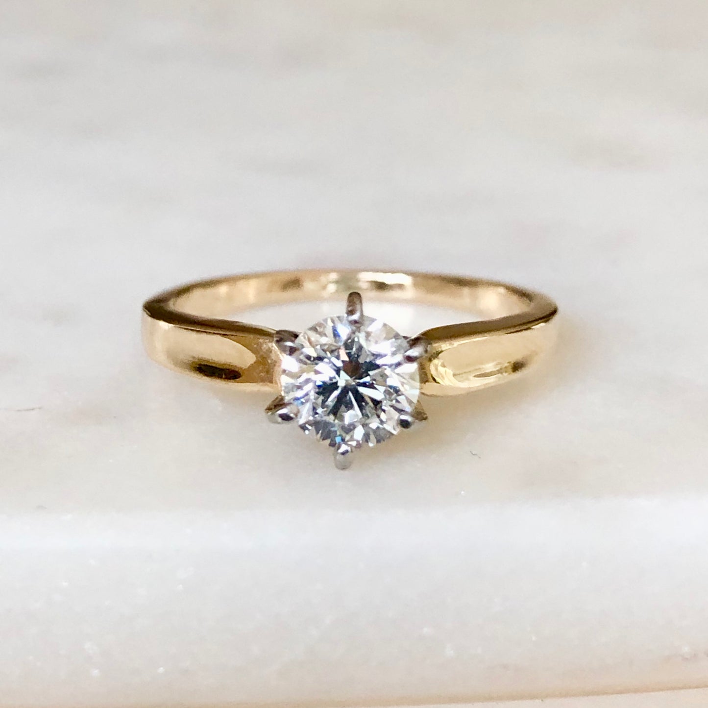 Anillo de Compromiso Vintage de 0.75 Ct, en Oro Amarillo y Platino de 18 Kilates con Diamante Central de 0,75 Ct